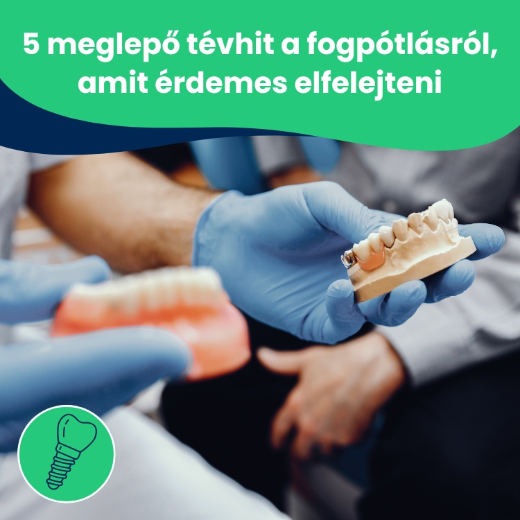 a fogorvos műfogsort tart a kezében és közben magyaráz a páciensnek a fogpótlásokkal kapcsolatban